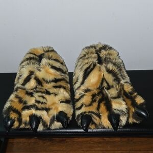 Cozy Oversized Animal Print Claw Slippers Size S/M